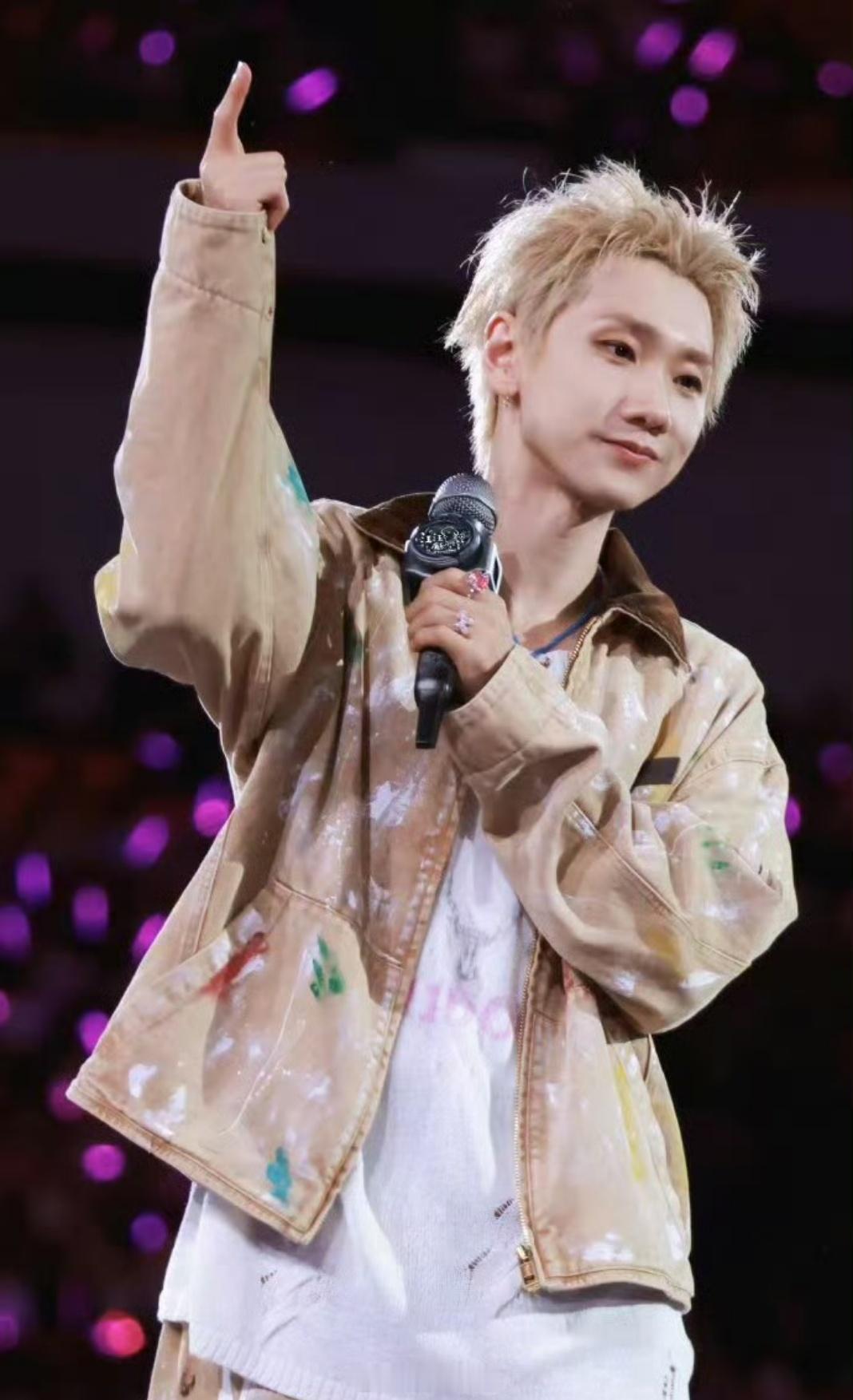 汪苏泷祝任贤齐生日快乐汪苏泷演唱会暖心名场面来袭，现场特意祝福任贤齐生日快乐，亮