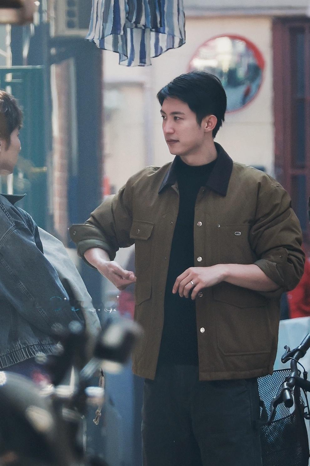 连中通都被黄景瑜拿下了 黄景瑜新剧这资源也太顶了，中通总部专门为他改成讯通，整个