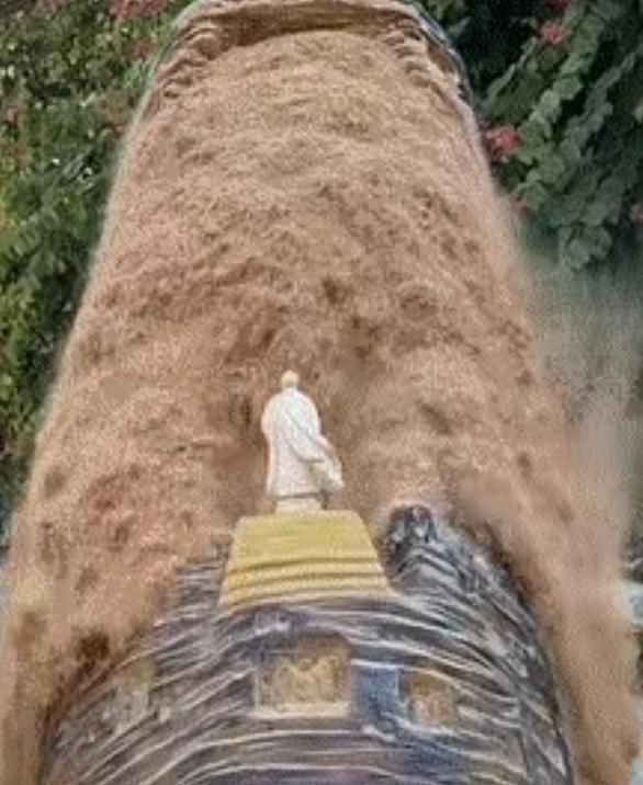 红尘滚滚遁空门
大佛无形隐凡尘
他日修得仙班位
何惧刀剑加我身