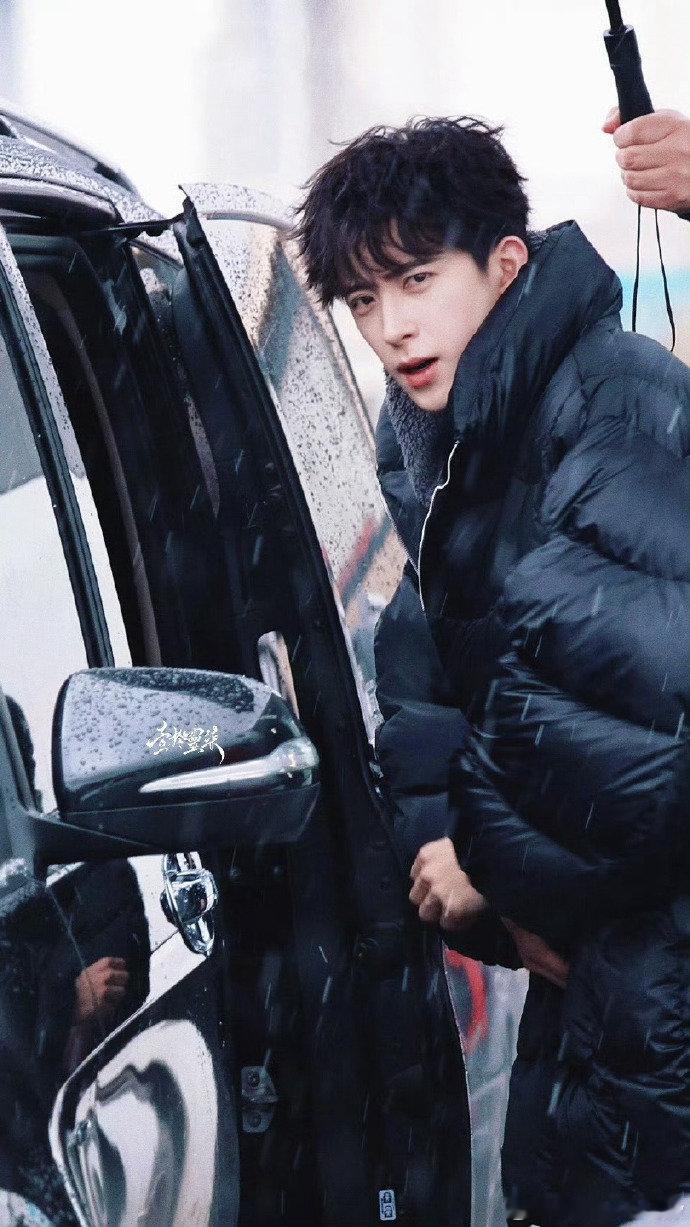 敖瑞鹏难受到捂肚子皱眉妈呀，敖瑞鹏捂肚子皱眉的样子，太让人心疼了，赶紧好起来吧！