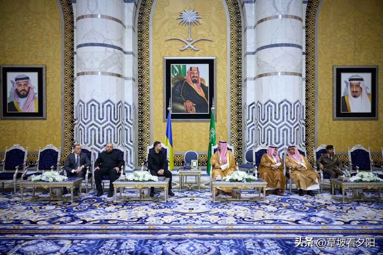 万万没想到！3月26日，泽连斯基突然现身沙特首都利雅得，直接和沙特王储会面，这波
