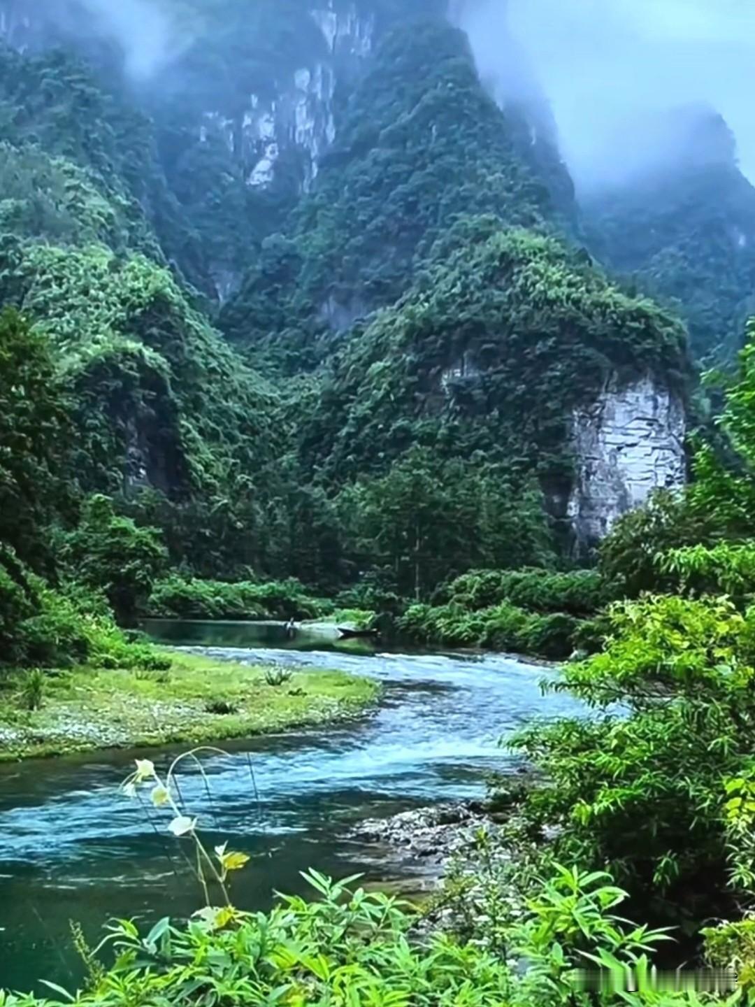 这上联读着朗朗上口，一山一水勾勒出自然美景，连用三个“一”，画面感十足。
下联用