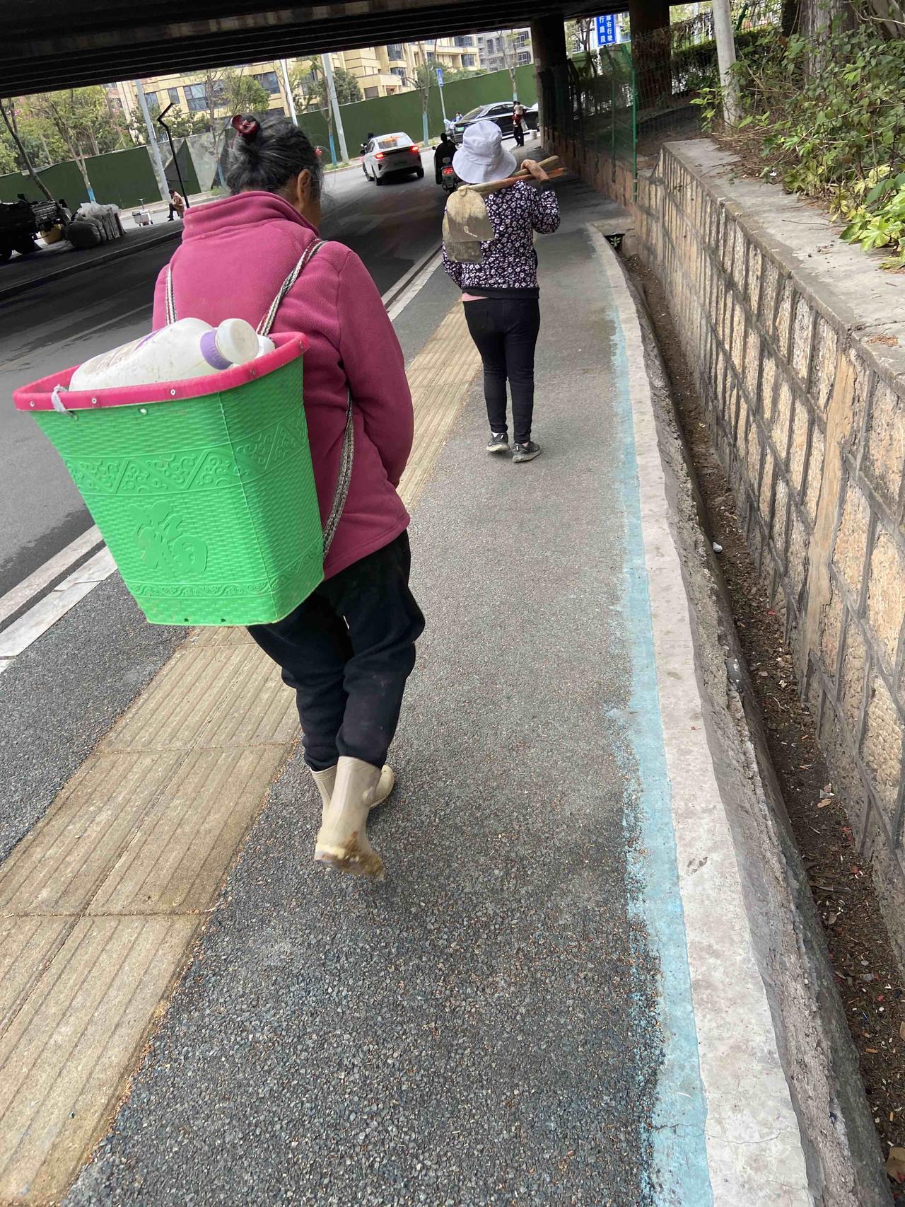 在天阴、风大的日子出来运动，没有阳光的温暖，大风还直往脖子里面灌，身上感到冷嗖嗖