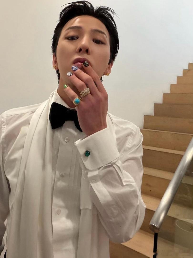 有一种风格叫权志龙🔥十几年审美沉淀尽显功底，不管是舞台装扮还是私服，辨识度拉满