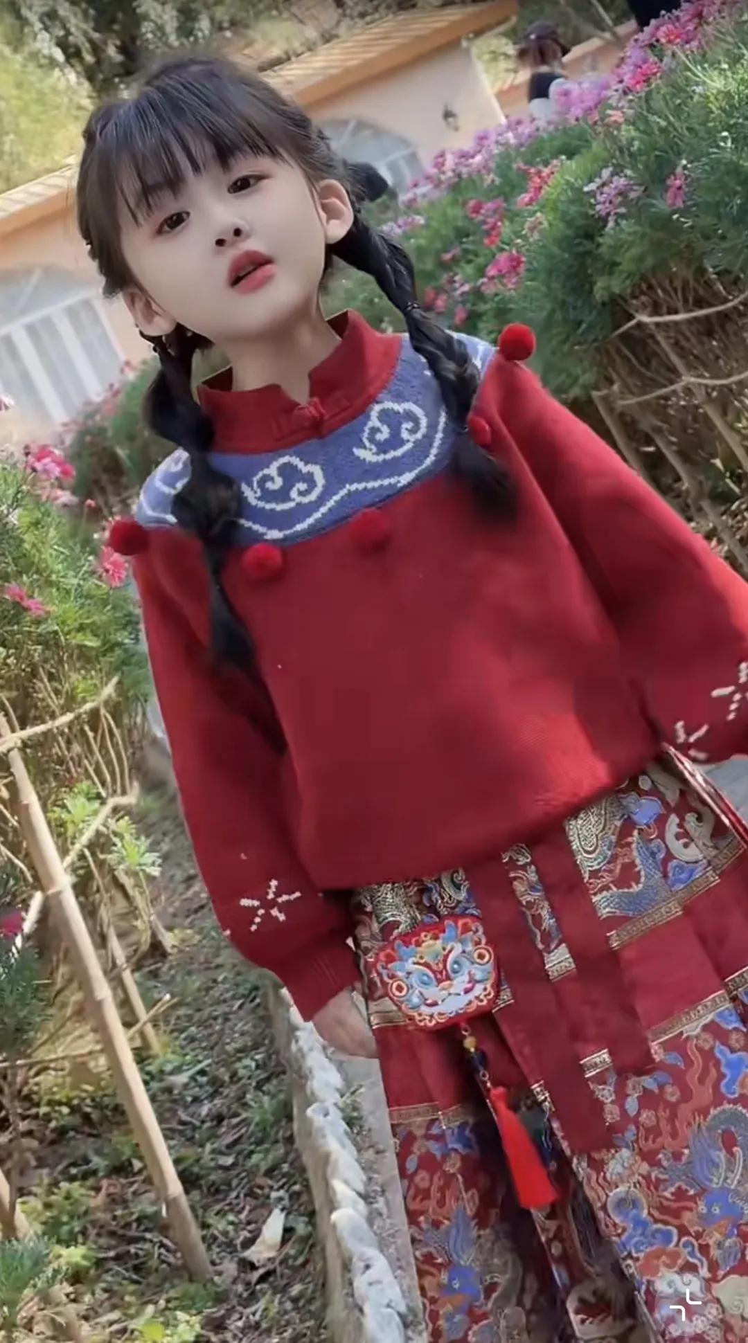 娇俏小美女，眼眸如星，笑靥如花，青春活力满溢，似春日里最美的风景。#青春靓丽小仙