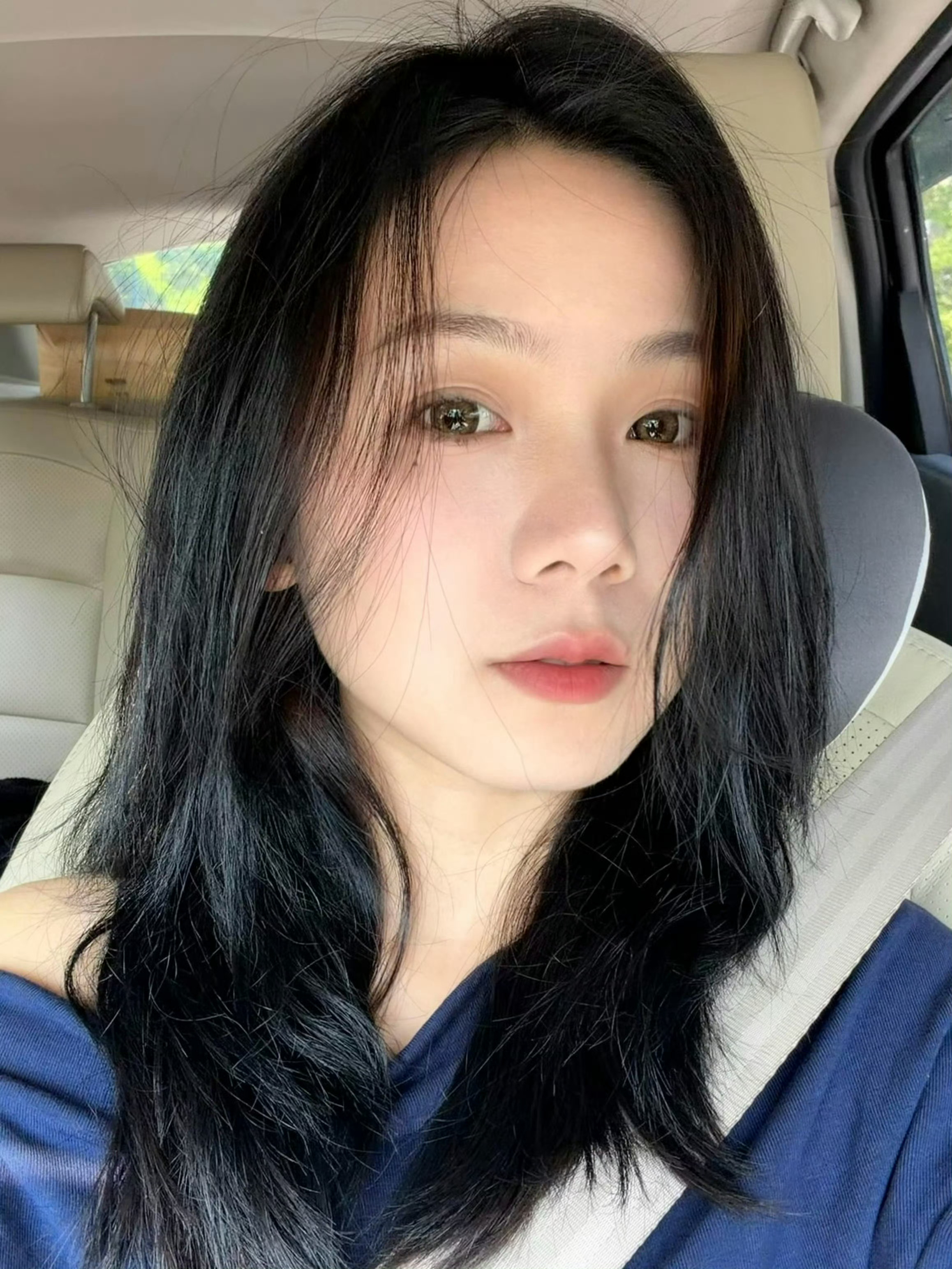 向琴琴回应扶弟魔初入职场金融季向琴琴坦然直面原生家庭争议，坦言自己从不是无底线付