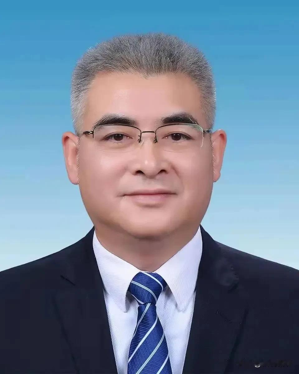 乍一看，还以为是陈光标呢。标哥是1968年的，这位欧阳先生是1975年的，他俩相