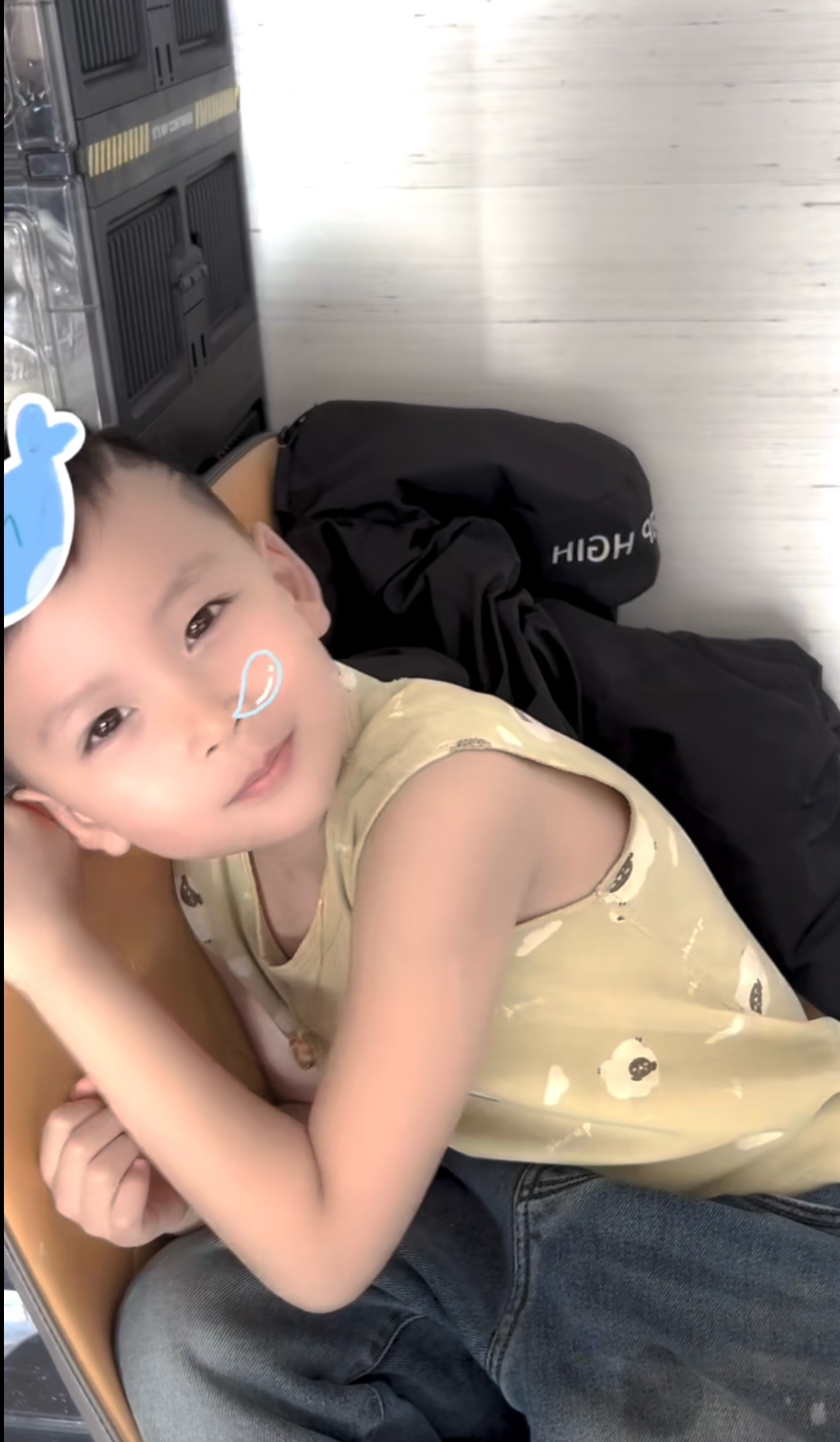 两家粉丝又吵起来了！4864粉丝指责老陈只顾滑雪不带小儿子柒柒，简直就是给保姆生