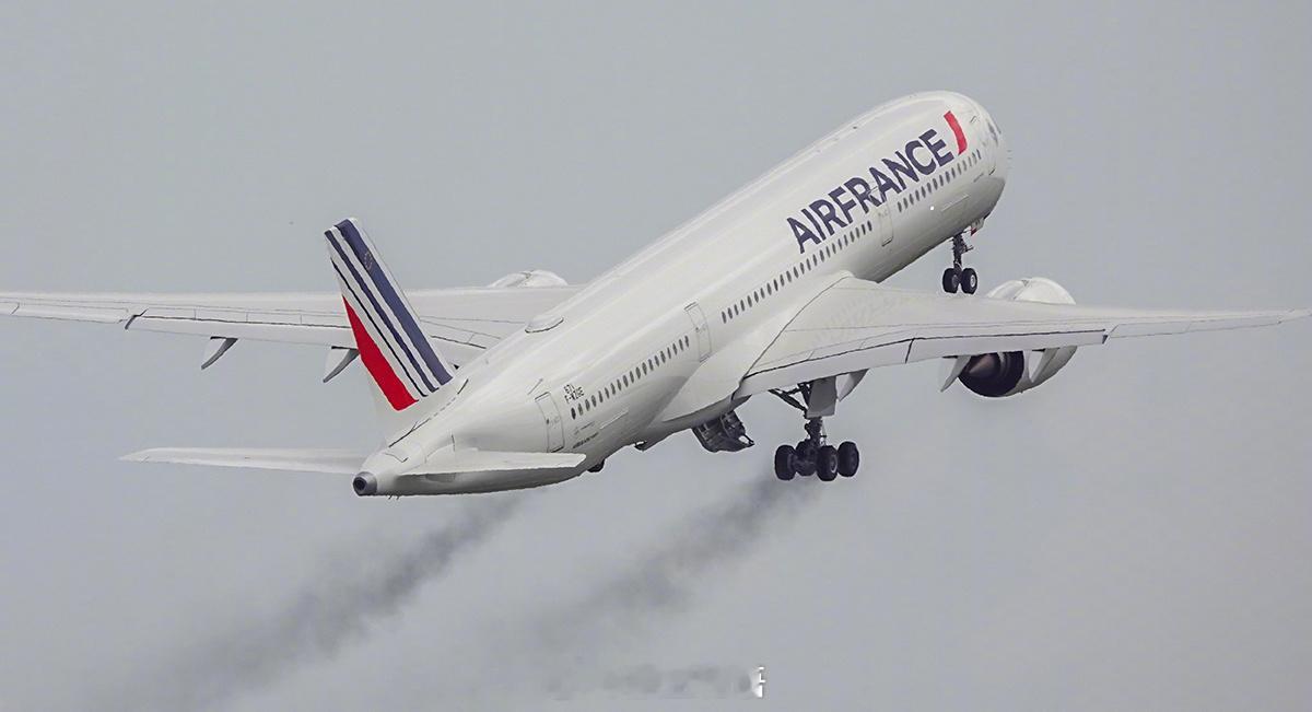 髮国航空最新一架A350图卢兹试飞中，抬轮后收起落架前飘落大量刹车碳粉。一般来说
