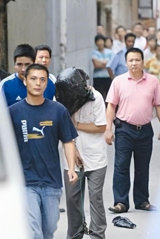 荒唐至极！广东佛山，男子带着老婆进行不法交易，与嫖客在草地上进行 10 多分钟后