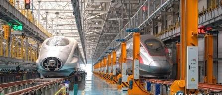 中国为什么执意要发展高铁，而不是廉价航空？因为中国在做一个赌注，赌得就是你用电，