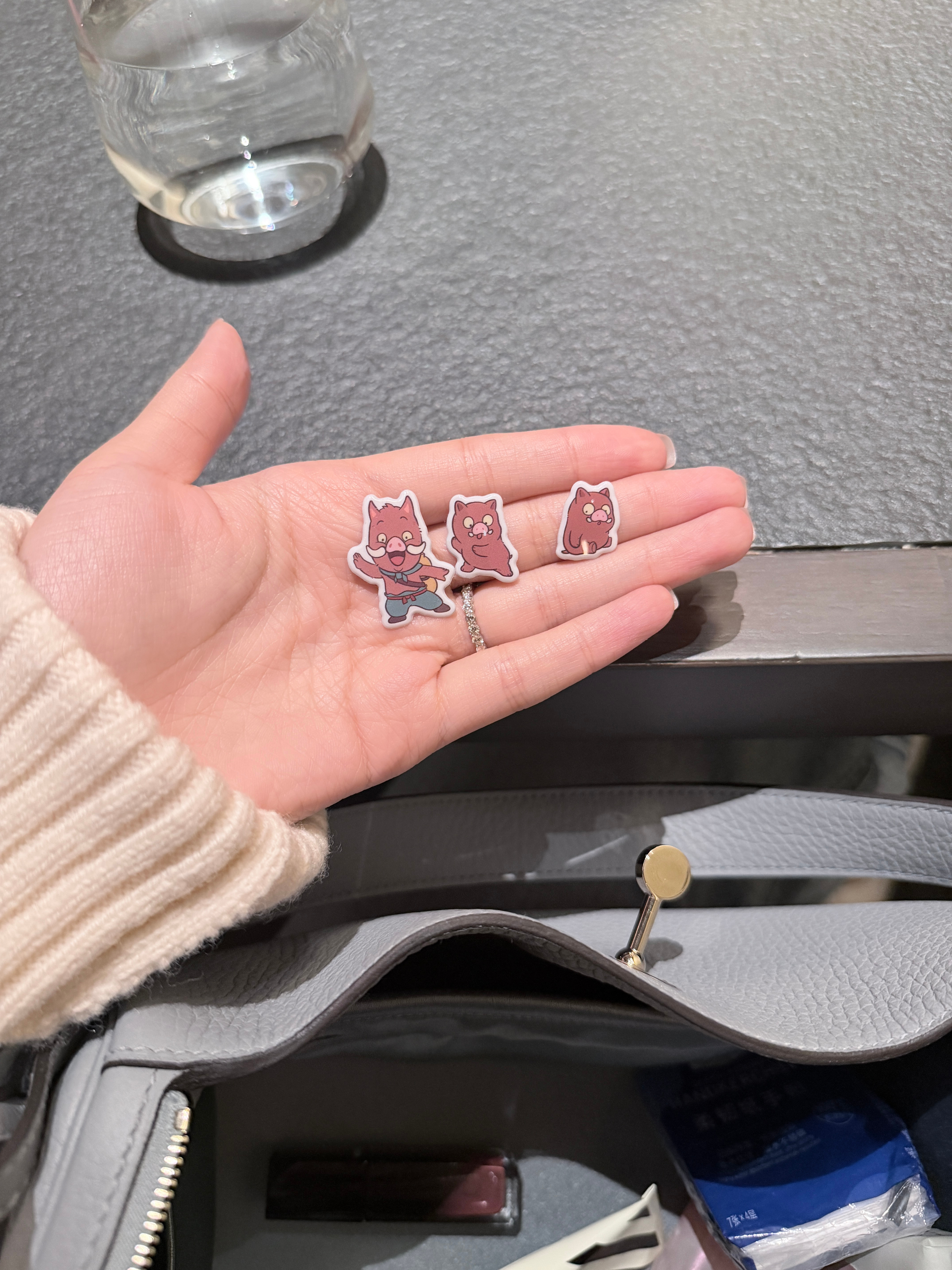 有女儿后包里会生出贴贴纸 