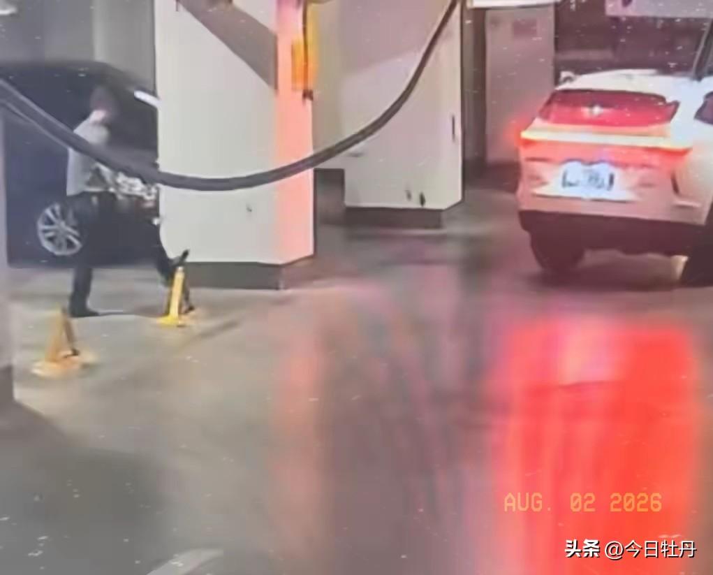 湖南衡阳一发改委的公职人员，就因为下班回小区找不到停车位，看到个带地锁的私人车位