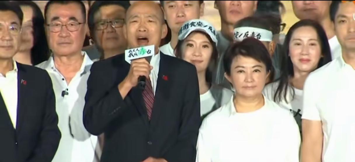 韩国瑜再次射出穿云箭！昨晚（25日），蓝白凯道反毒油活动，韩国瑜闪亮登场。在此之