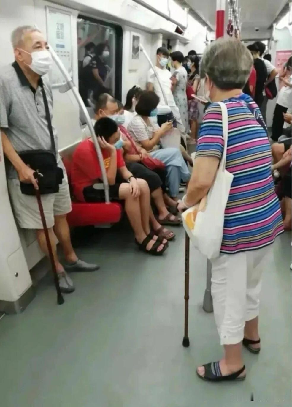 这两位拄着拐杖的老人，是不是也像某些人说的那样，既然选择乘地铁，就能承受没有座位
