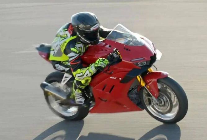 张雪摩托拿下WSBK冠军，打破欧美日37年垄断。
 
今年3月到5月，WSBK 