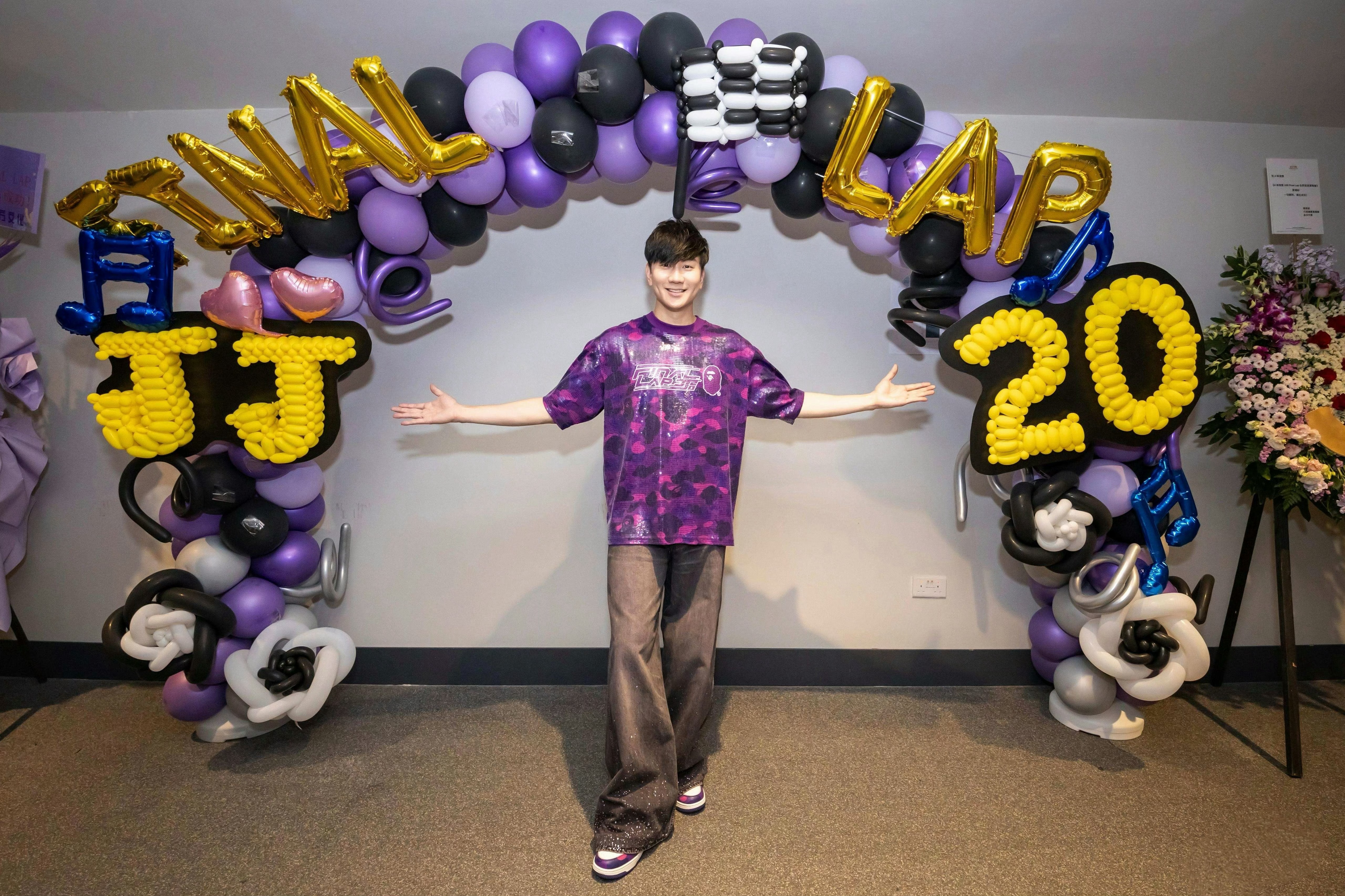 林俊杰  🌀  林俊杰jj20世界巡回演唱会 去年今日，香港站小瓶子，满满的紫