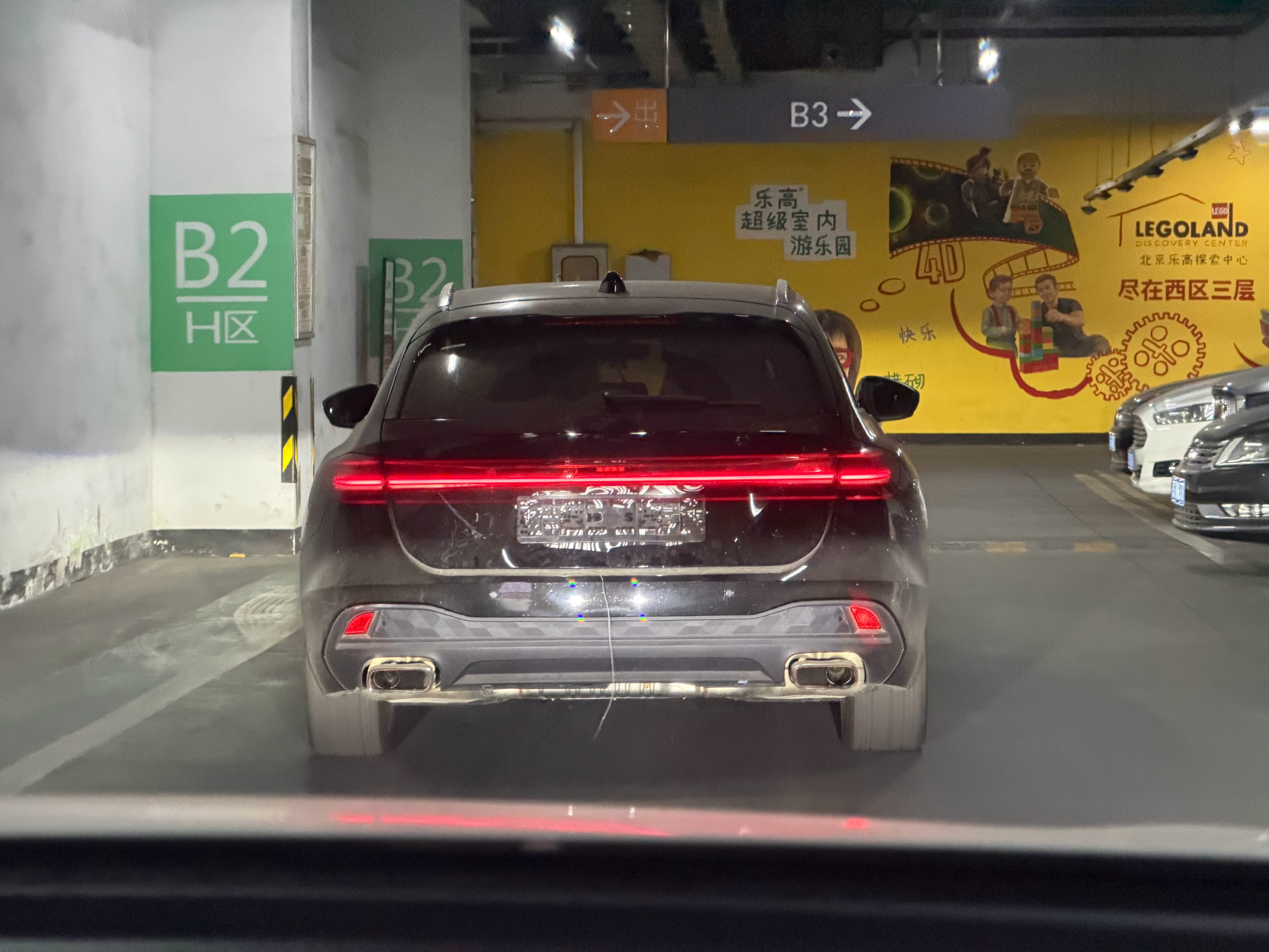 今天看见的奥迪还没上市新车，一个旅行车，应该是 A5 吧，这个比例看着还挺小的，