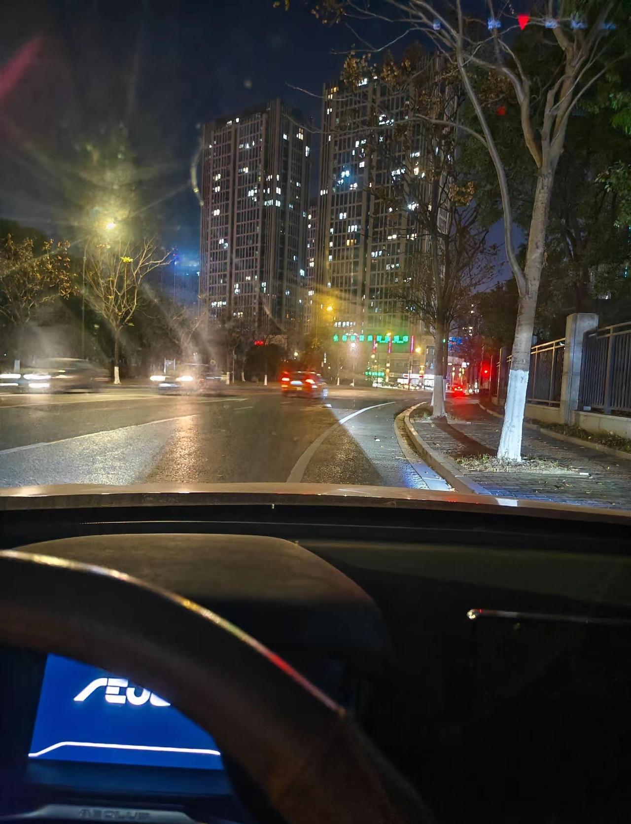 你知道为什么过年不让放鞭炮了，因为以前过年放鞭炮是为了，去赶年兽，现在变成教授。