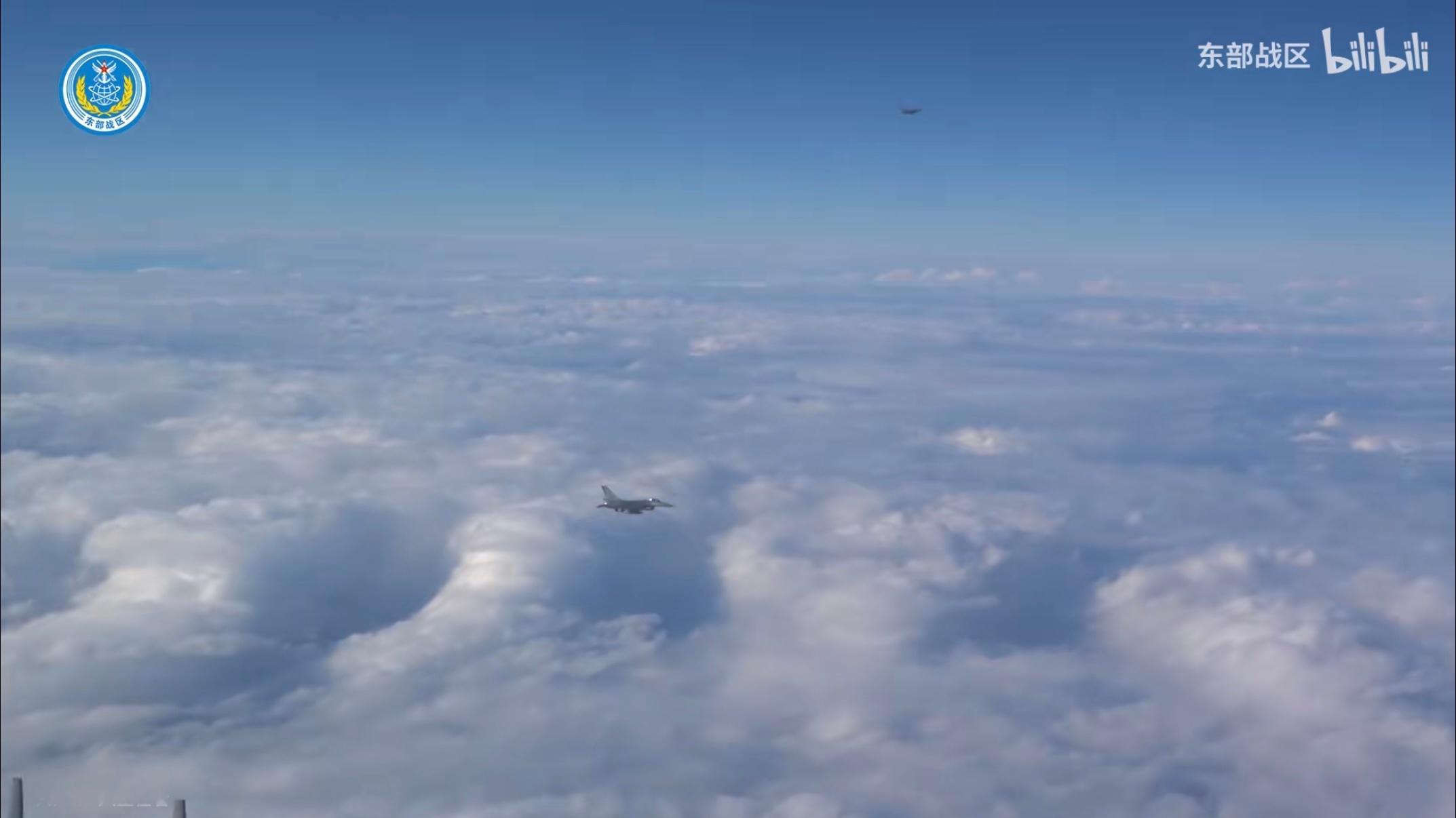 与台军F-16V双机编队近距离接触的画面是我军J-16D电子战飞机拍摄的，画面角