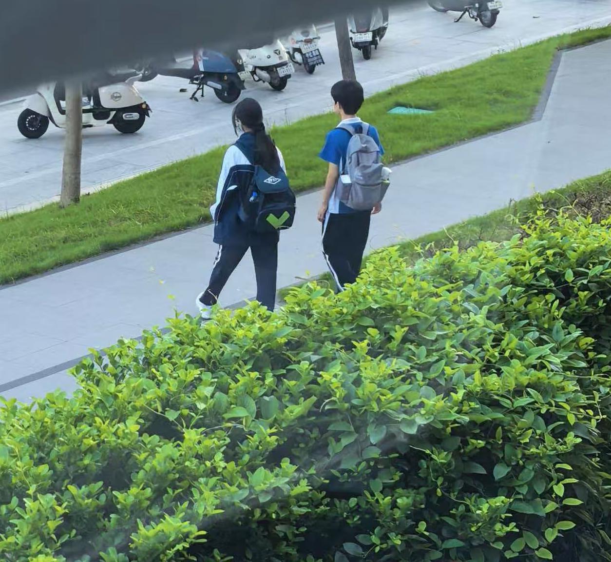天塌了，辛辛苦苦供你读书，你给我谈恋爱！
放学不好好回家，在路上磨磨蹭蹭，六点放