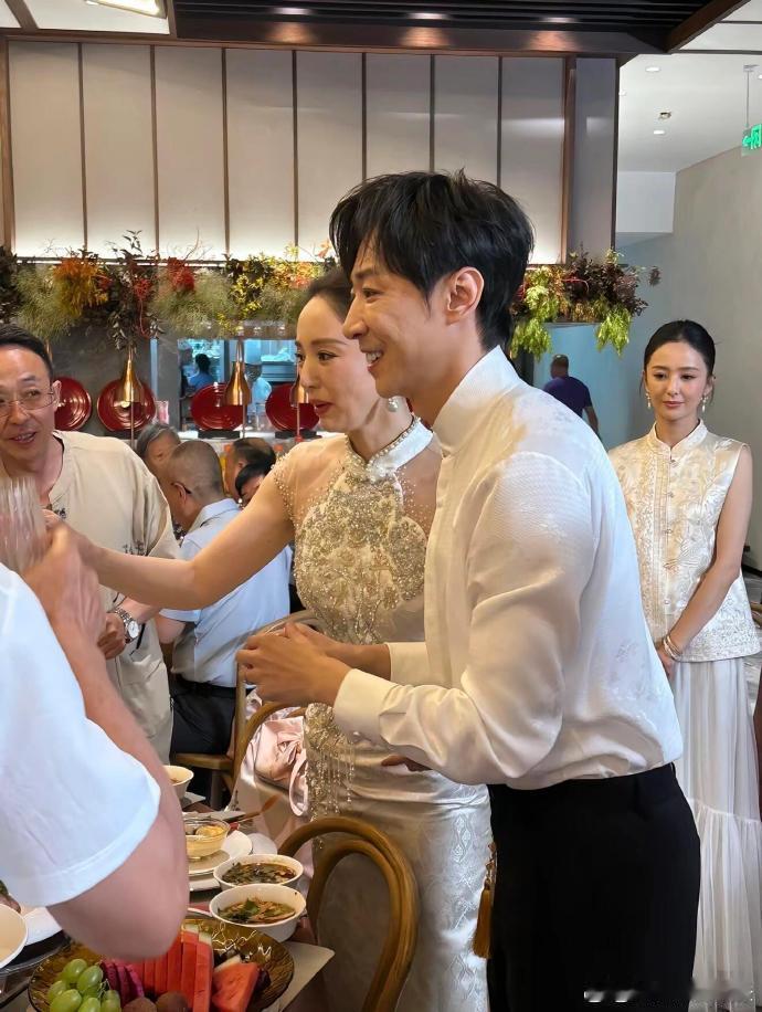 董璇张维伊婚宴敬酒照董璇张维伊伴郎伴娘团 董璇张维伊婚宴敬酒照流出，伴娘团里有佟