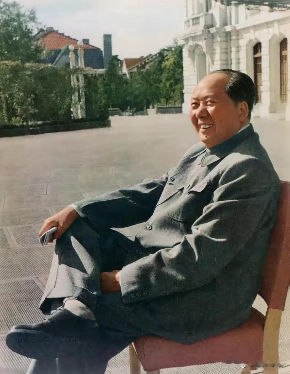  俱往矣，数风流人物，还看今朝。
出自《沁园春·雪》，宣告人民才是历史真正的创造