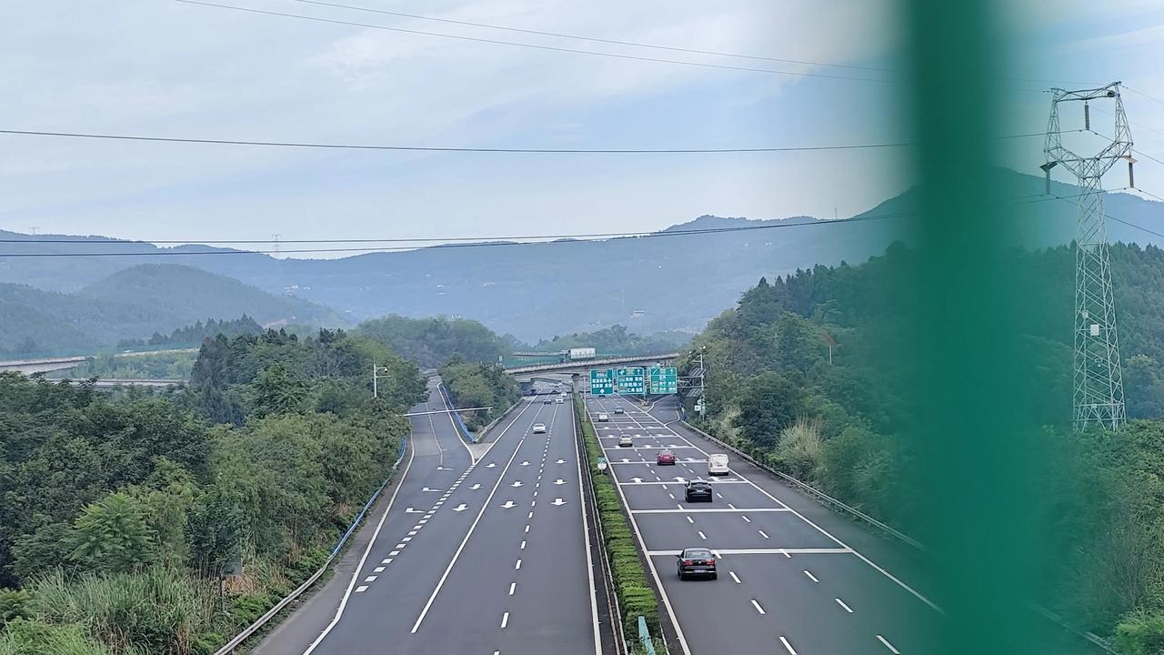 晒图笔记大赛平坦的公路向前延伸着，一直往龙泉山脉挺进！公路两旁静谧的村庄充满着安