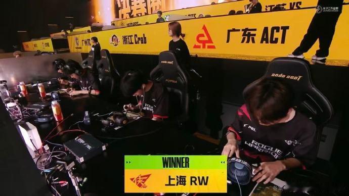 RW满编吃下一鸡RW季后赛首日两鸡 首日就拿下两鸡，RW这状态直接拉满，季后赛首