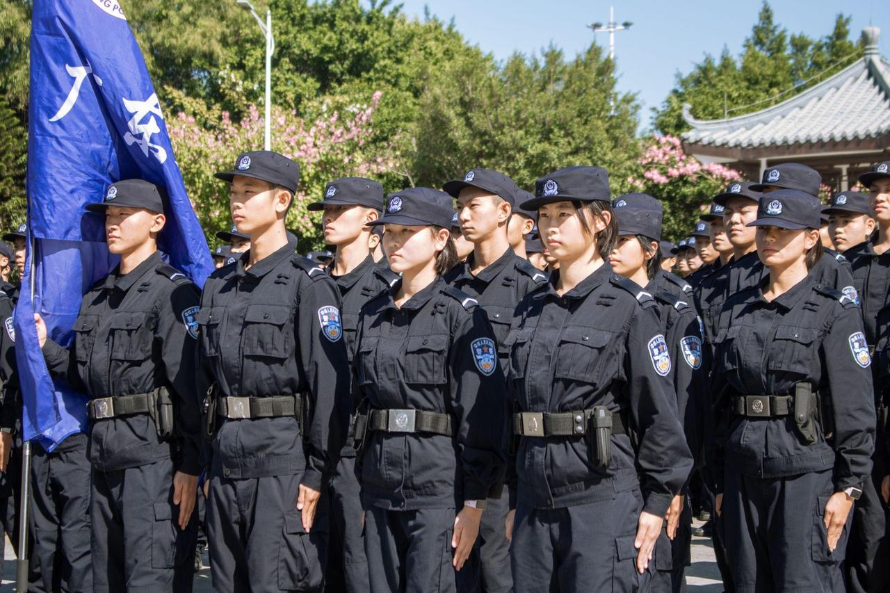 在今年高考志愿填报中，一些高分考生把“211、部分985”让出来，转而选择警校。