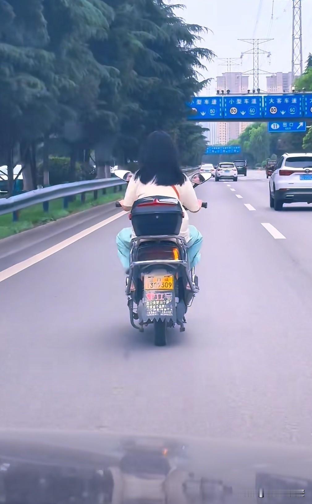 西安西三环快车道惊现电瓶车上路

这是西安一网友发布在短视频平台的

行车记录仪