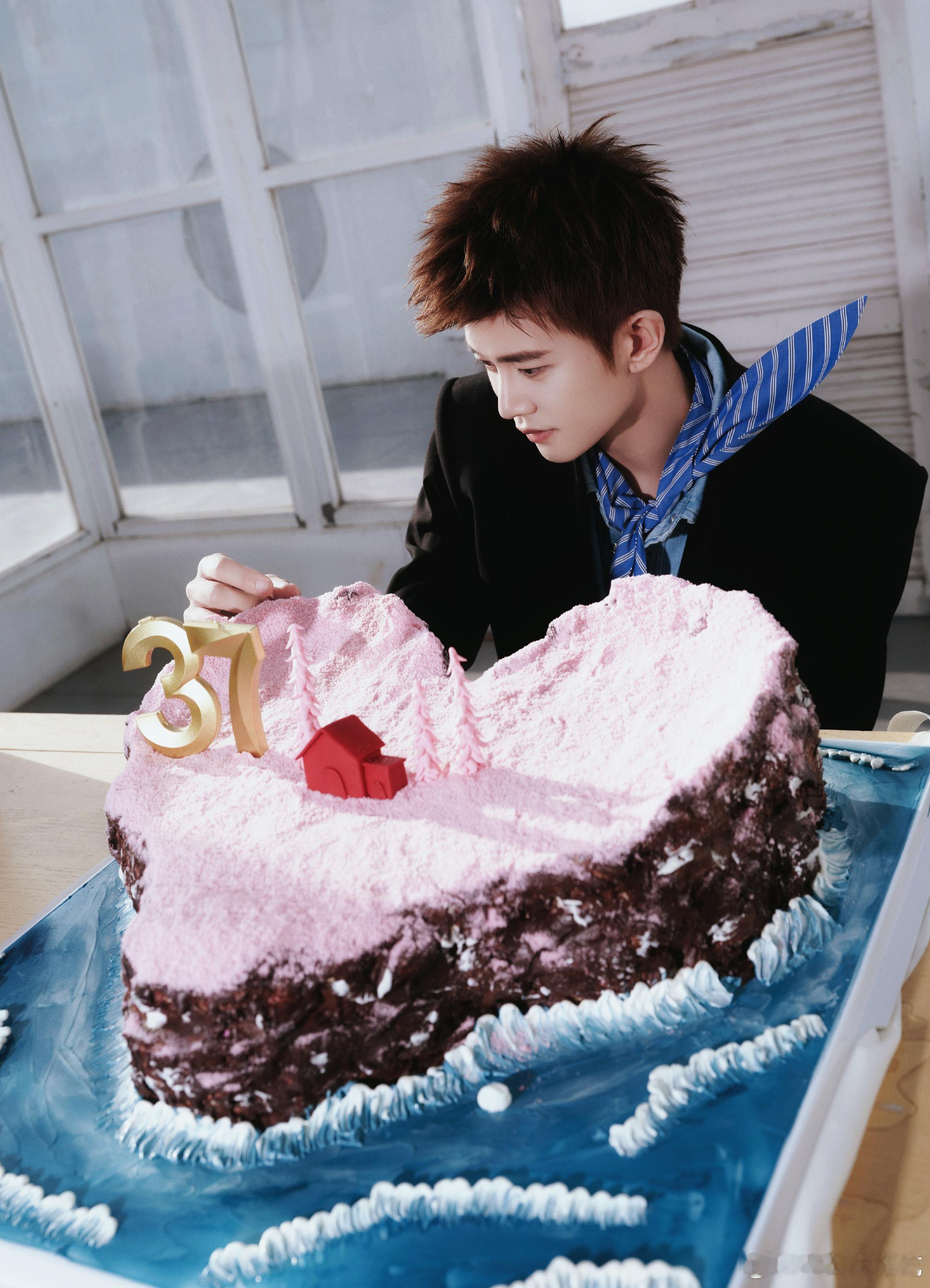 🍠给我推了好多国超哥哥生日的剪辑、动图，长文，看完觉得自己好废啊，只会啊啊啊啊