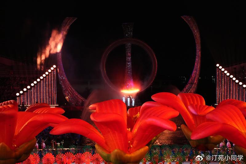 全运会主火炬点燃火炬手在开幕式上点燃主火炬。未来12天。 ​​​