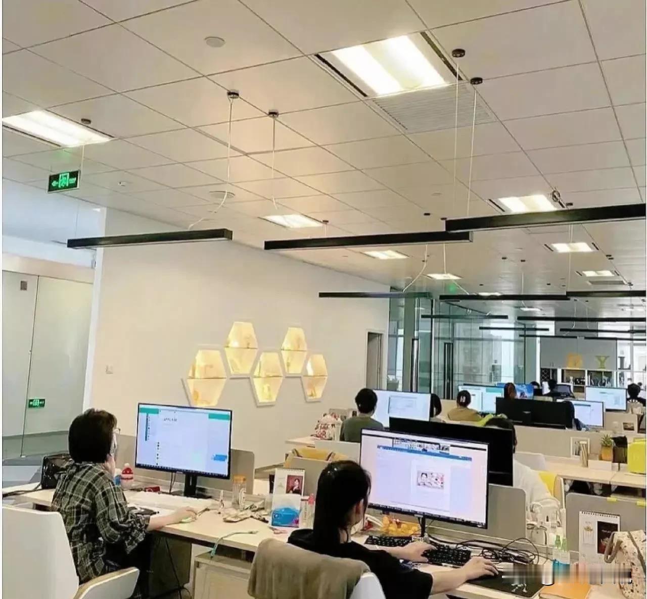 公司一项目骨干在项目验收关键节点提出离职，HR总监指示：加薪留下，同步秘密启动替