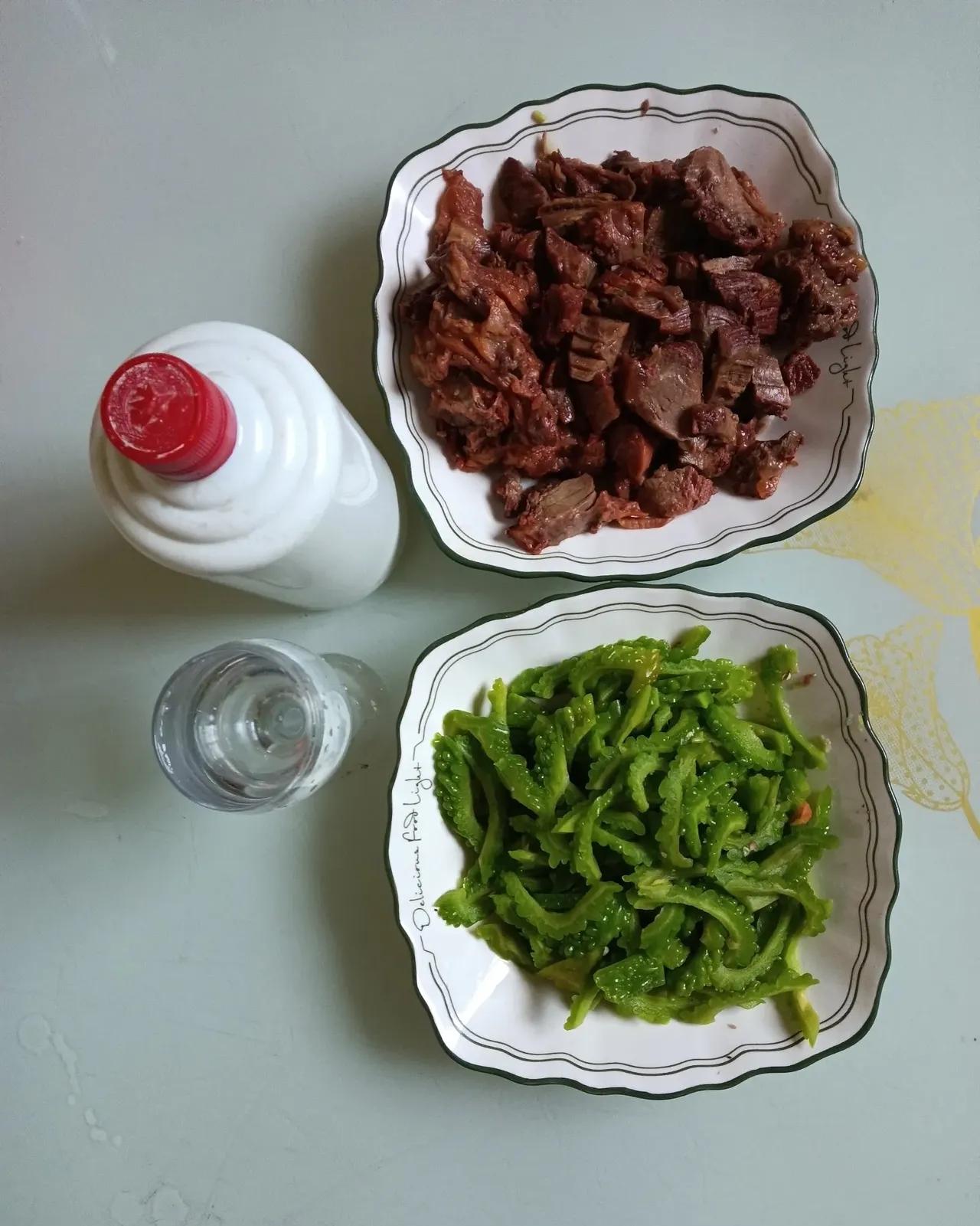 老公每天下了班，我天天给他做两个菜，让他喝二两白酒，解解乏，然后再给他做点面饭，