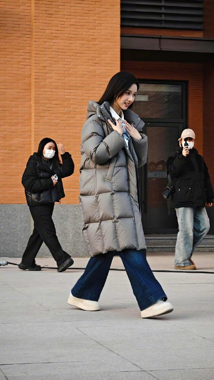 郑州商学院的偶遇也太幸福了吧！陈都灵从教学楼走出，书卷气混着温柔感，妥妥的学姐本