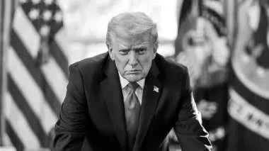 【“关税之王”降临：特朗普发布黑白侧影照，宣示全球贸易新秩序】

当地时间周六晚