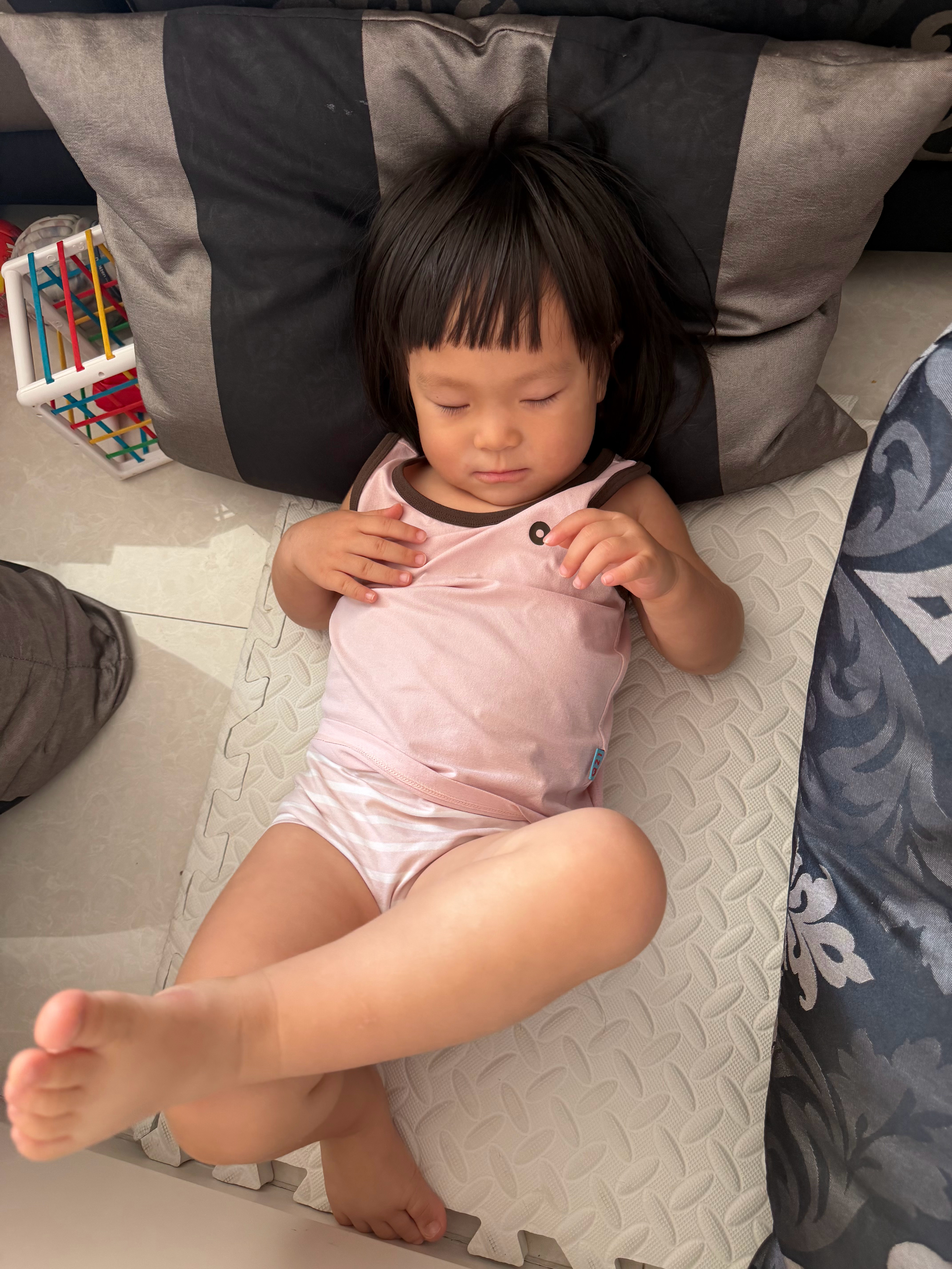 孩子说自己睡着了，友友们帮忙看看是真的吗 