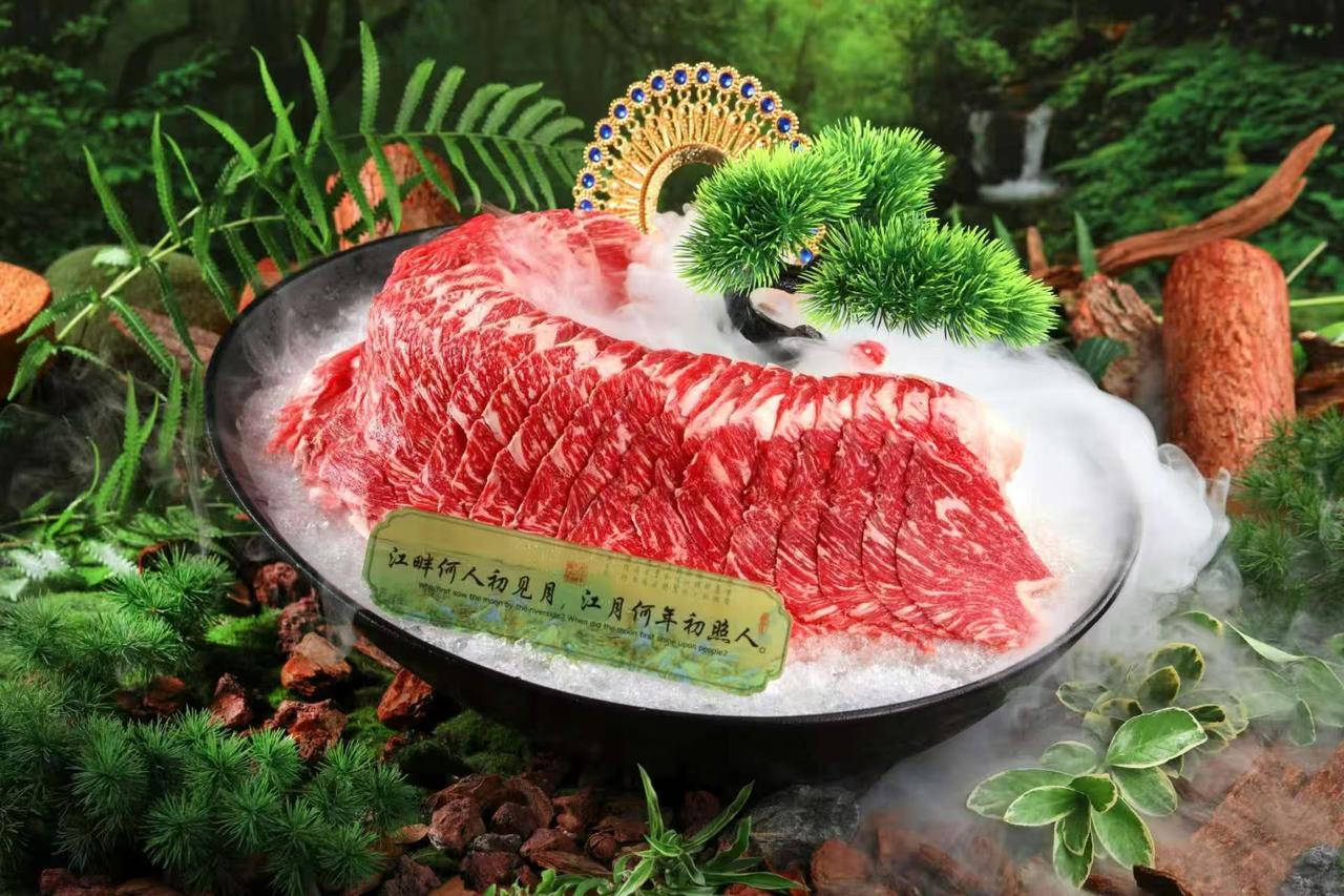 蔬心缘牛肉火锅这波上新，宽窄巷子边的小资清爽。
精品乌鱼片·开口笑·吉祥如意肥牛