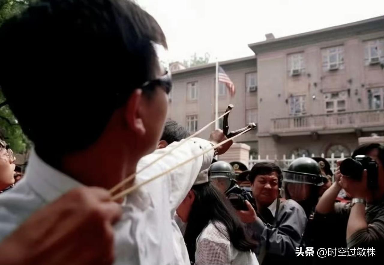 1999年，北约炸我驻南联盟大使馆，愤怒的群众将墨水瓶甩在美驻华大使馆墙上