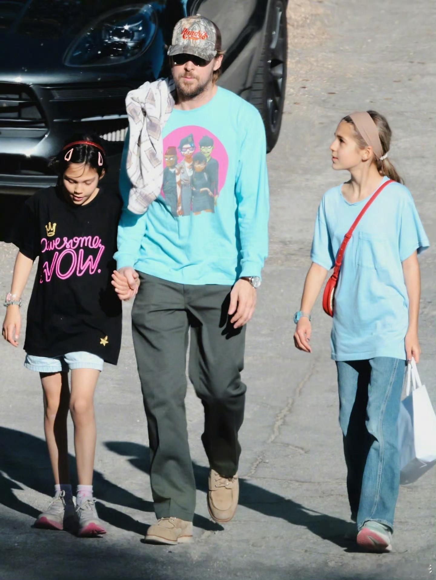 “高司令”瑞恩·高斯林 周末带着女儿们逛了圣塔芭芭拉的书店被拍！！12岁的埃斯梅