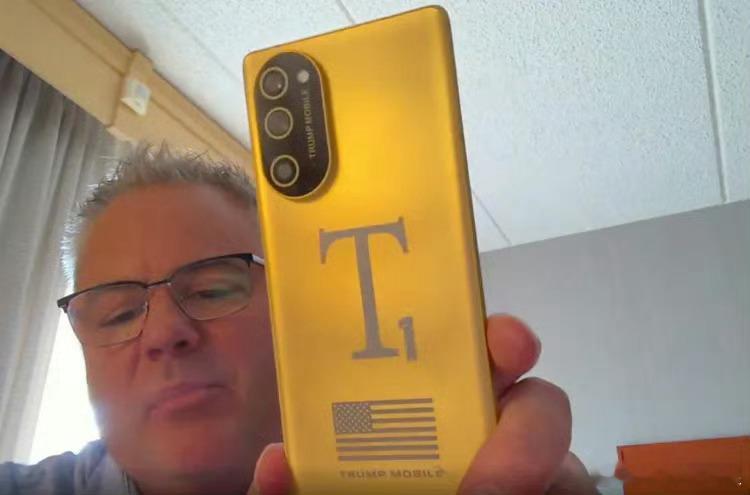 特朗普手机真的造出来了，T1 is coming 