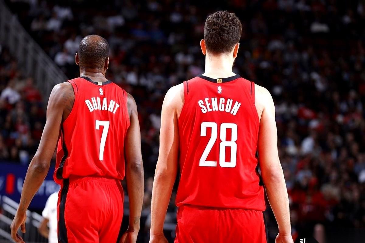 假如季后赛现在开打，西部的剧本直接被撕碎。
卫冕冠军掘金，首轮出局。干掉他们的，