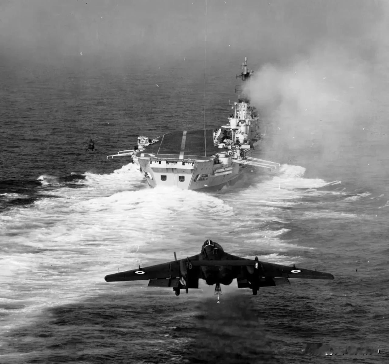 60年代，英国皇家海军的一架“海雌狐”FWA.1舰载战斗机正准备降落在“竞技神”