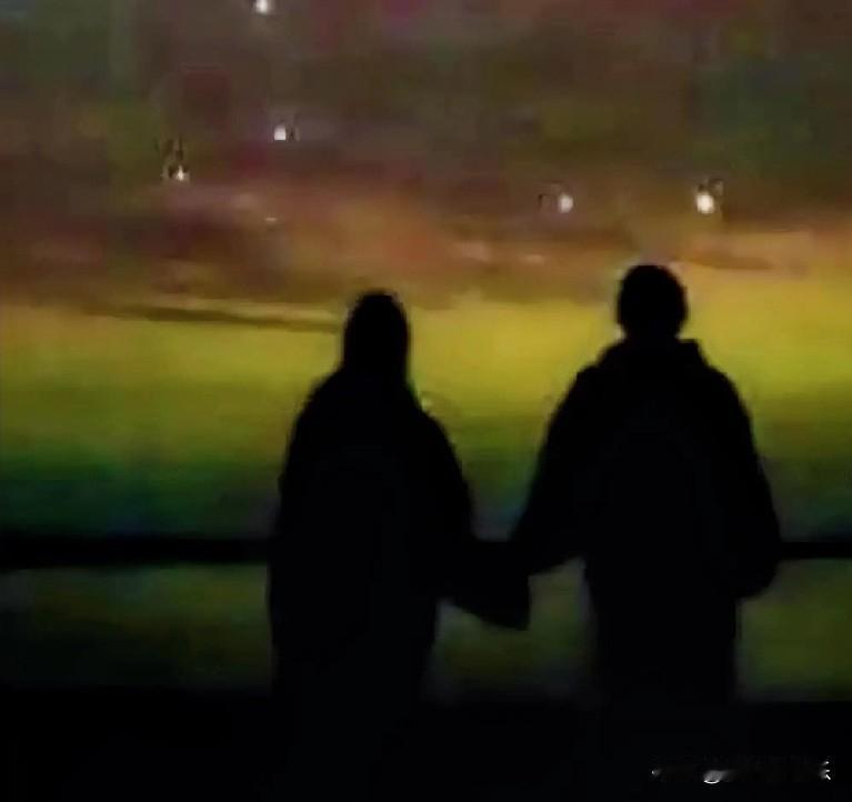 天呐！周杰伦昆凌这波极光浪漫杀疯了！

周杰伦和昆凌这对神仙眷侣又撒糖啦！近日，