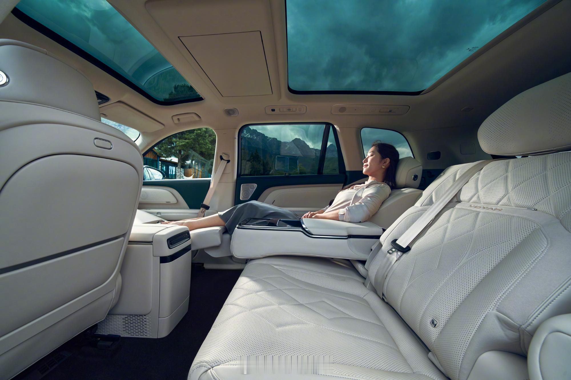 车企发布会现场狂发888杯奶茶岚图泰山X8预售发布会挺有诚意，现场直接送888杯