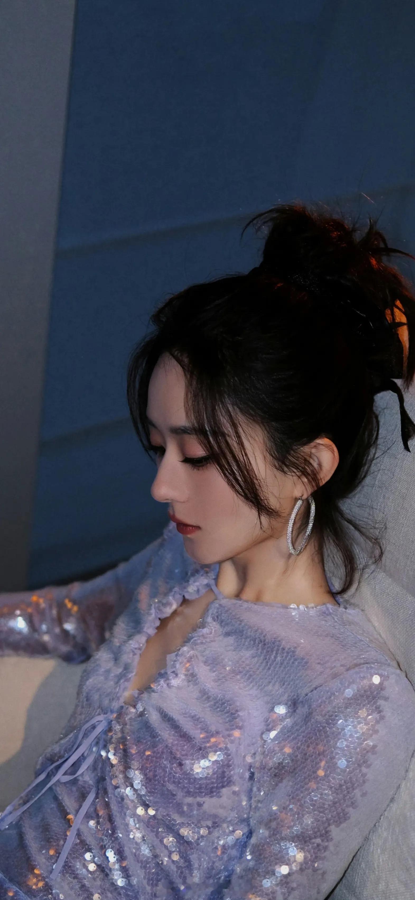 赵丽颖闪耀迷人小秀好身材 