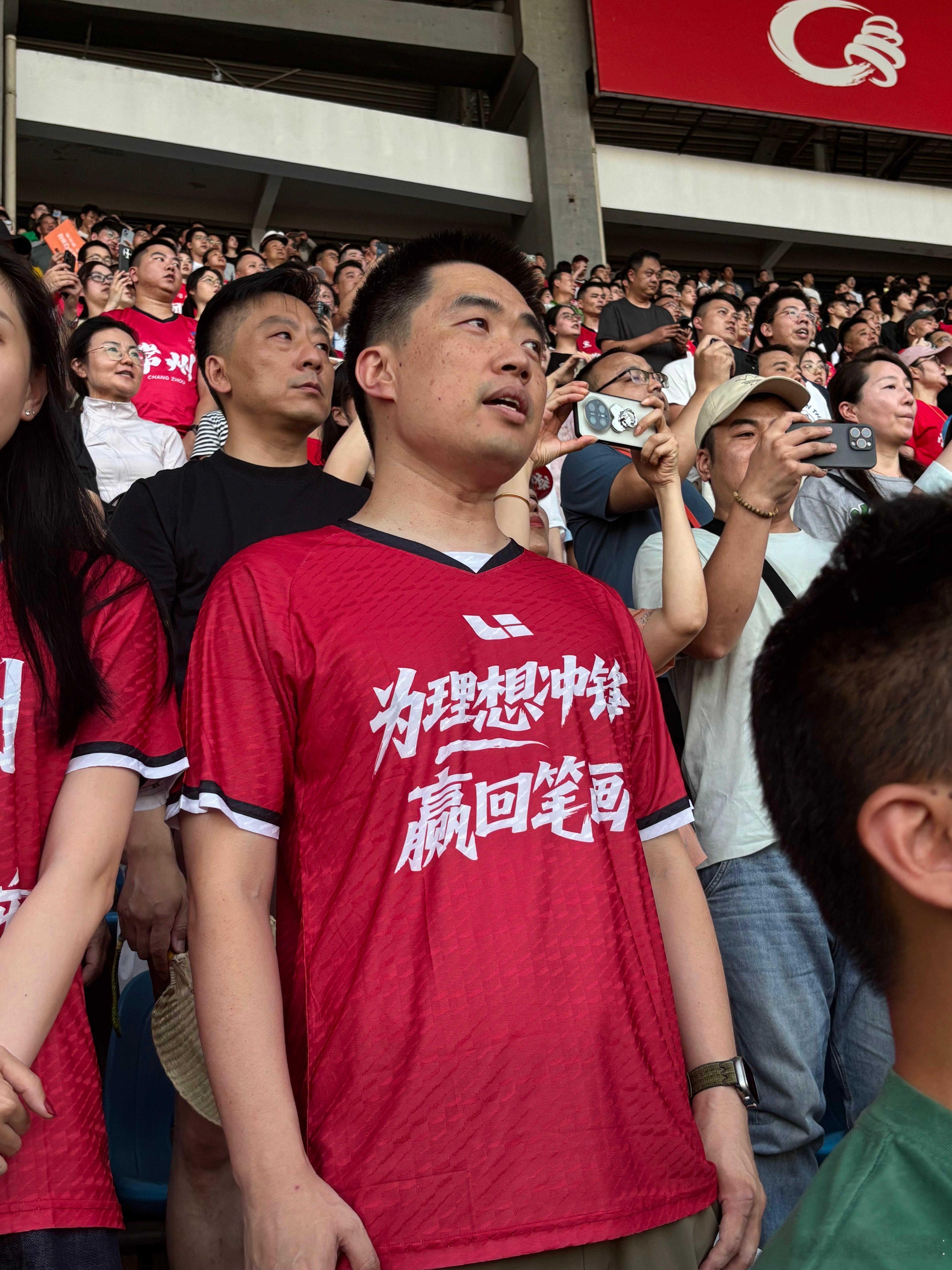 李想开着理想i8来看苏超了，给常州加加油理想苏超应援服 、李想穿应援服为常州队加