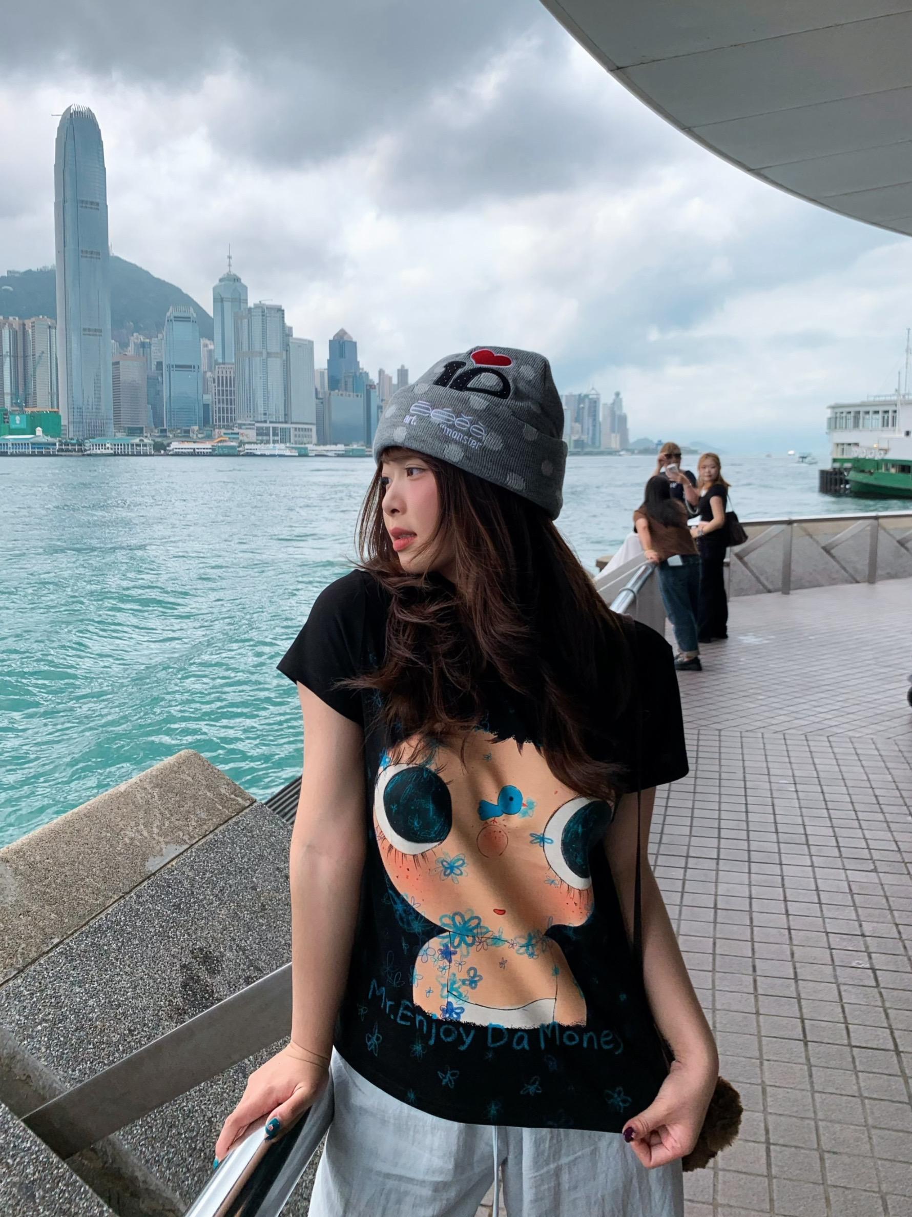 当我真正站在维多利亚港的时候 我才不会在意你有没有回我信息 因为漫游很贵