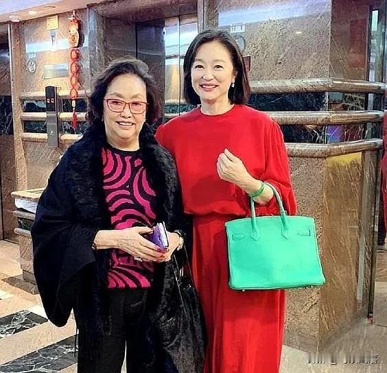 林青霞，登上热搜。

这次不是辟谣谢贤遗产风波，也不是和香港富商邢李㷧‌的感情纠